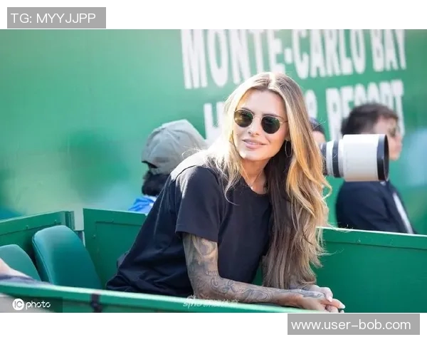 索汉女友观赛换新装引热议时尚造型再度吸引眼球